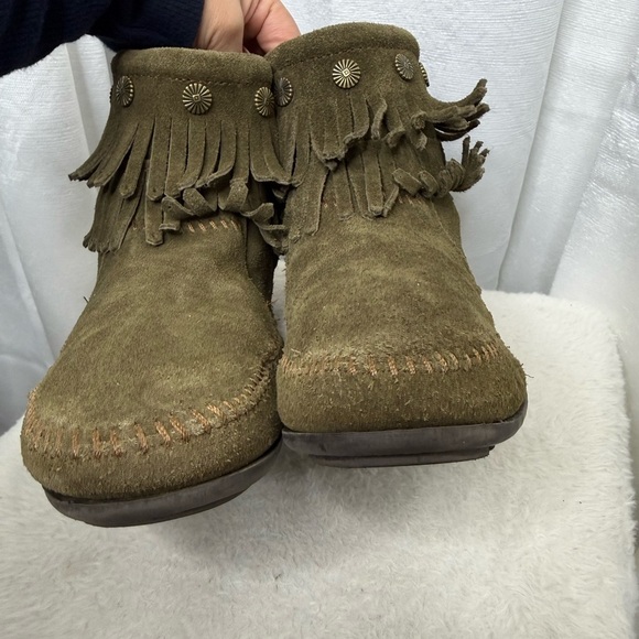 Minnetonka Women’s Soft Suede Double Fringe Side Zip Boot Olive Green Sz 9 - Picture 3 of 12